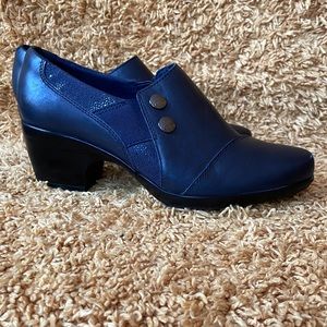 Clarks navy shoes 7M